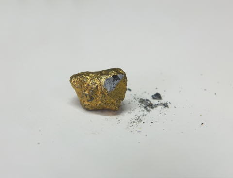 削ると内部が見える偽物の砂金の写真
