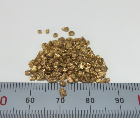粒状の偽物の砂金の写真